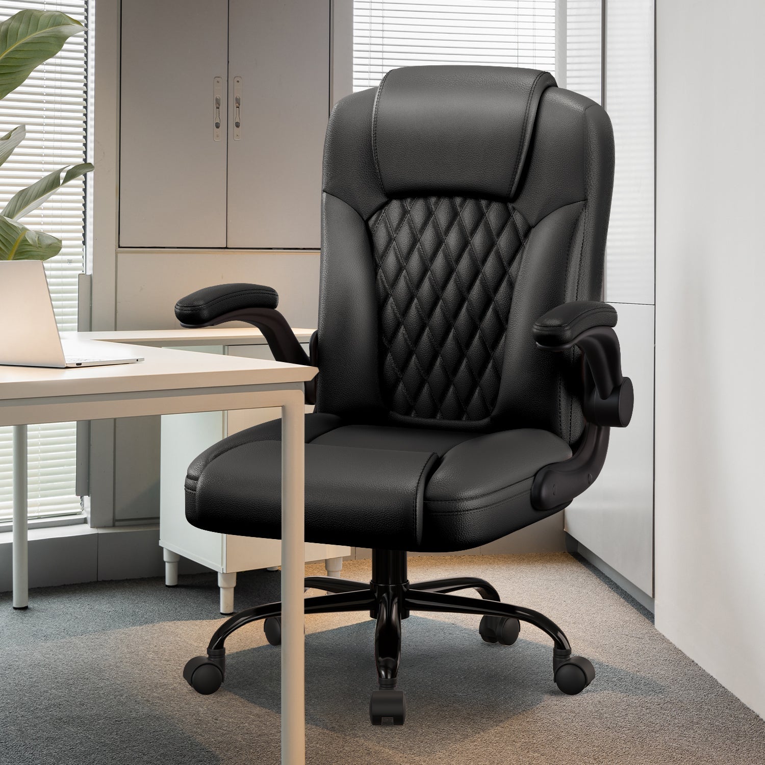 Chaise de bureau ergonomique, en cuir synthétique, accoudoirs rabattables à 90°